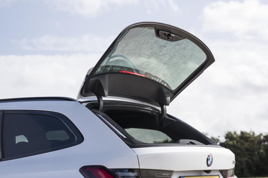 Багажник BMW 330i Touring M Sport (G21) 2019 года  (UK) (фото 26 из 32)